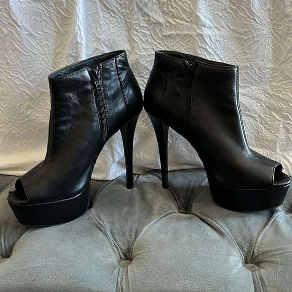 Gianni Bini woman’s ankle peep toe boot - Picture 3 of 6